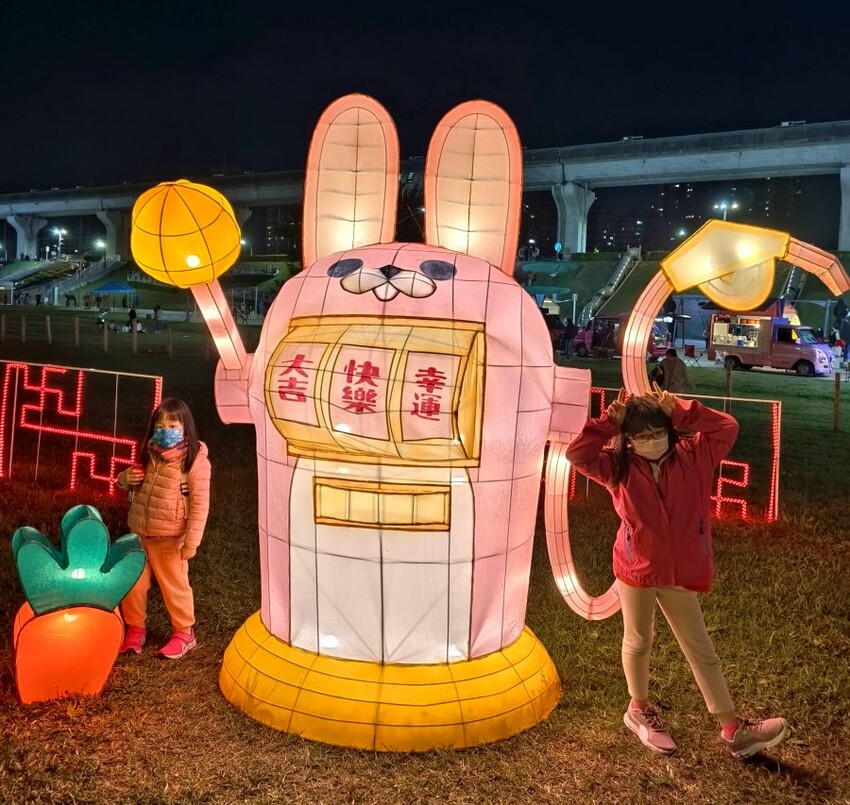 【2023新北燈會】8米高主燈太空兔超好拍!含交通停車、展演資訊!