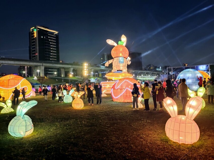 【2023新北燈會】8米高主燈太空兔超好拍!含交通停車、展演資訊!