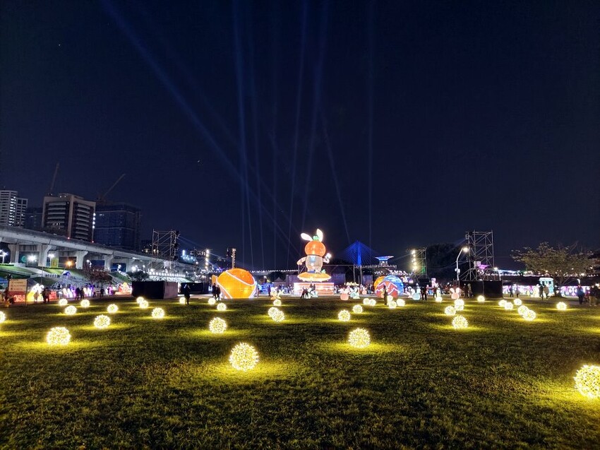 【2023新北燈會】8米高主燈太空兔超好拍!含交通停車、展演資訊!