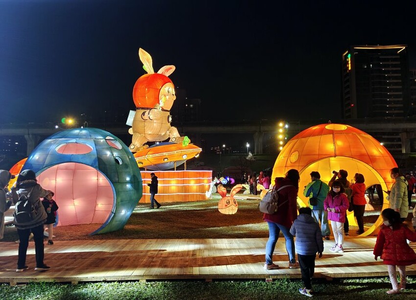 【2023新北燈會】8米高主燈太空兔超好拍!含交通停車、展演資訊!