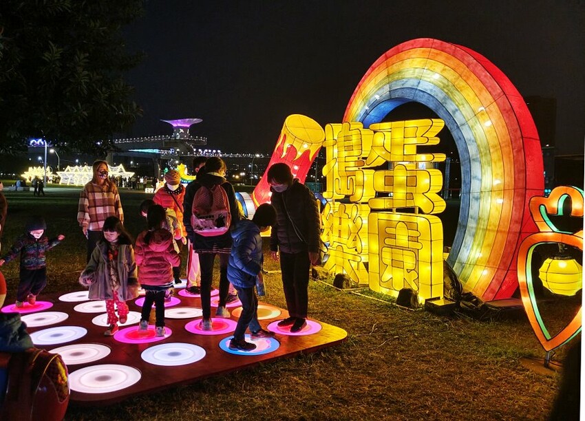 【2023新北燈會】8米高主燈太空兔超好拍!含交通停車、展演資訊!