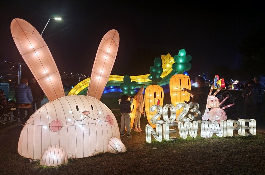 【2023新北燈會】8米高主燈太空兔超好拍!含交通停車、展演資訊!