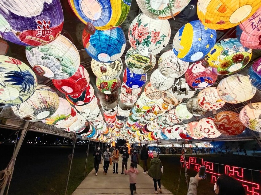 【2023新北燈會】8米高主燈太空兔超好拍!含交通停車、展演資訊!