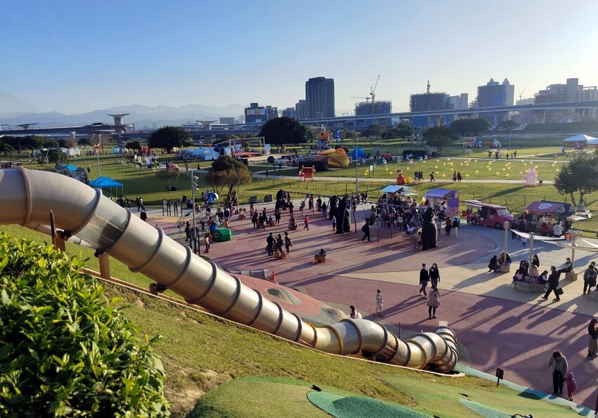 【2023新北燈會】8米高主燈太空兔超好拍!含交通停車、展演資訊!