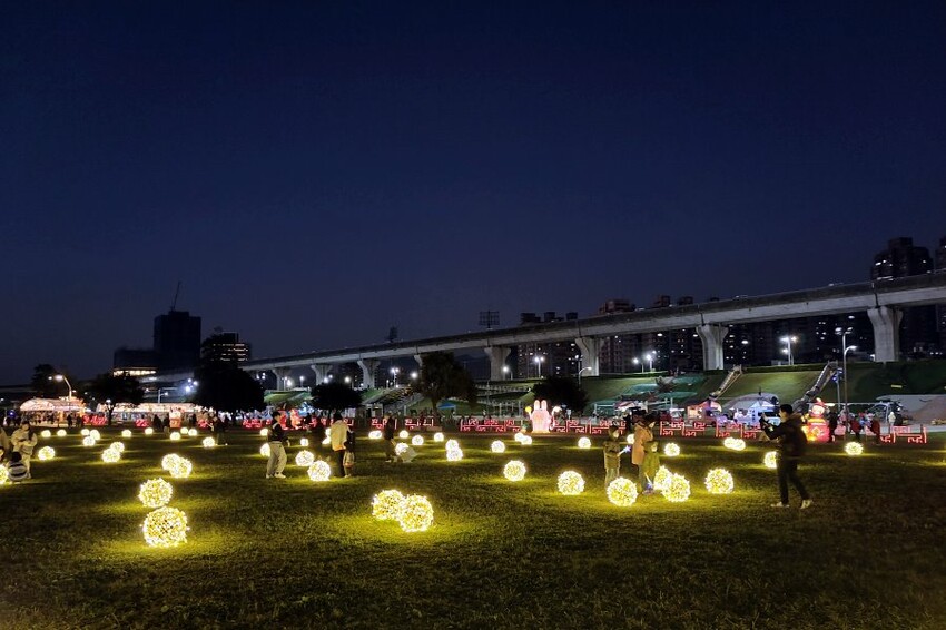 【2023新北燈會】8米高主燈太空兔超好拍!含交通停車、展演資訊!