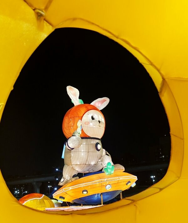 【2023新北燈會】8米高主燈太空兔超好拍!含交通停車、展演資訊!