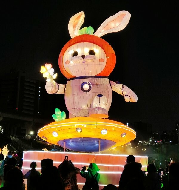【2023新北燈會】8米高主燈太空兔超好拍!含交通停車、展演資訊!