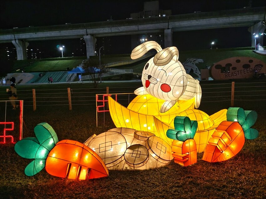 【2023新北燈會】8米高主燈太空兔超好拍!含交通停車、展演資訊!