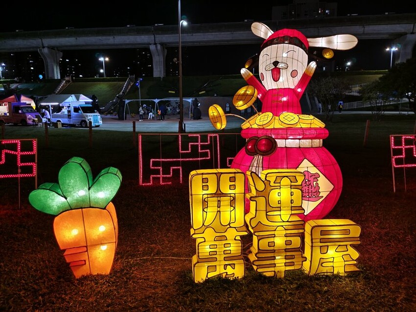 【2023新北燈會】8米高主燈太空兔超好拍!含交通停車、展演資訊!