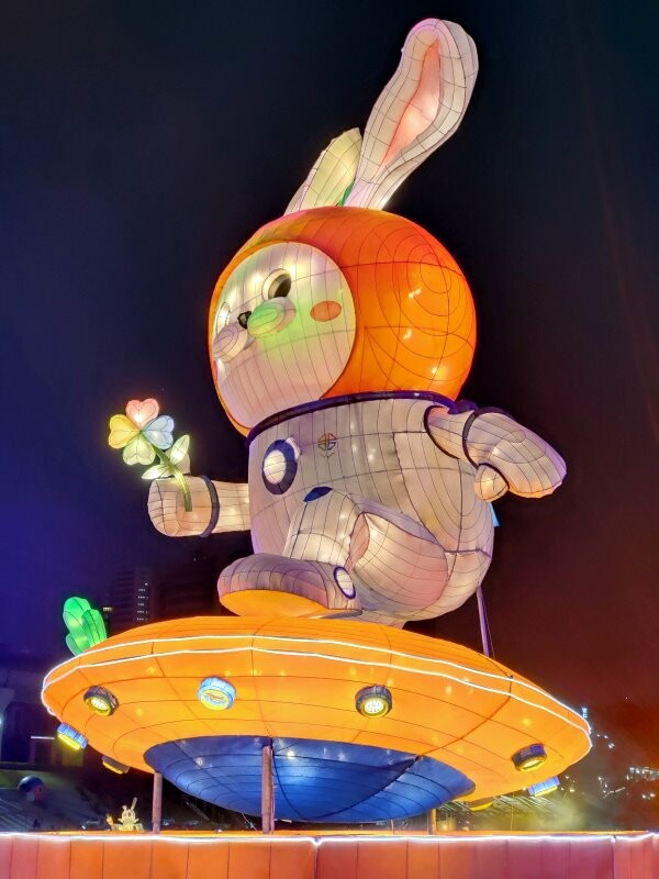 【2023新北燈會】8米高主燈太空兔超好拍!含交通停車、展演資訊!