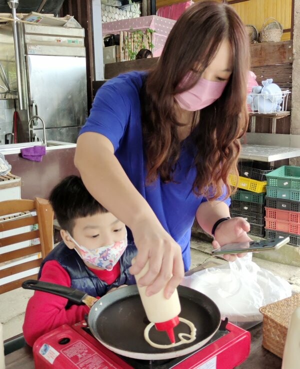 【台北內湖】東林草莓園．採草莓+果醬DIY+手繪鬆餅超促咪!