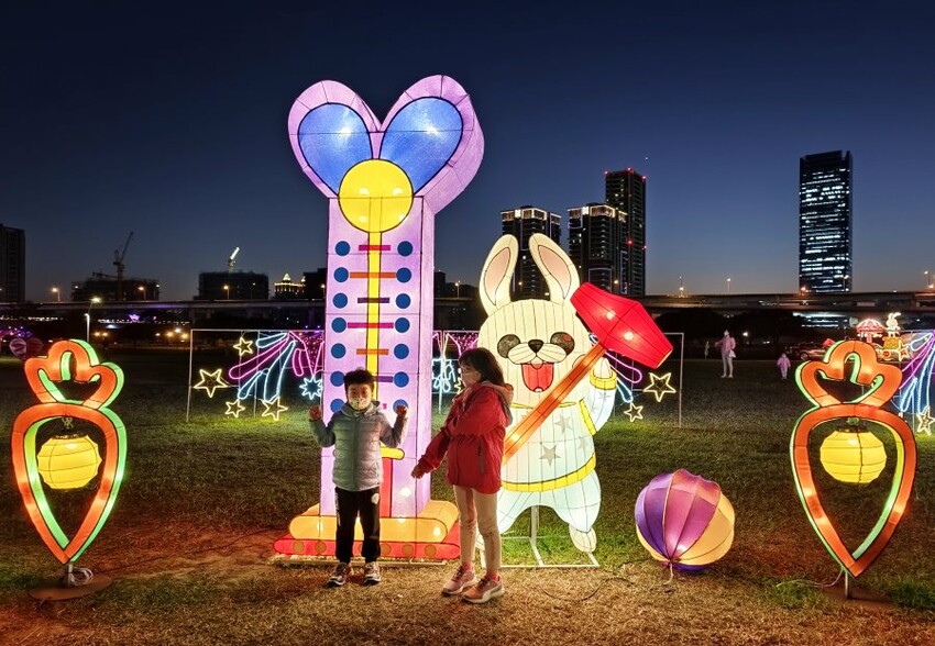 【2023新北燈會】8米高主燈太空兔超好拍!含交通停車、展演資訊!