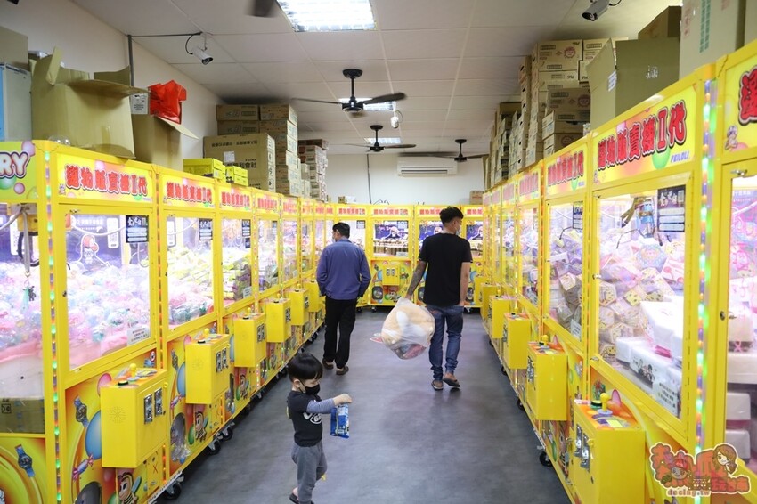 【台南娛樂】夾舖子遊樂園!復華夜市旁的24小時娃娃機店,讓你免費夾10次就是爽~ - 熱血玩台南。跳躍新世界