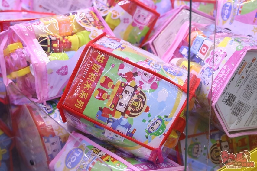 【台南娛樂】夾舖子遊樂園!復華夜市旁的24小時娃娃機店,讓你免費夾10次就是爽~ - 熱血玩台南。跳躍新世界