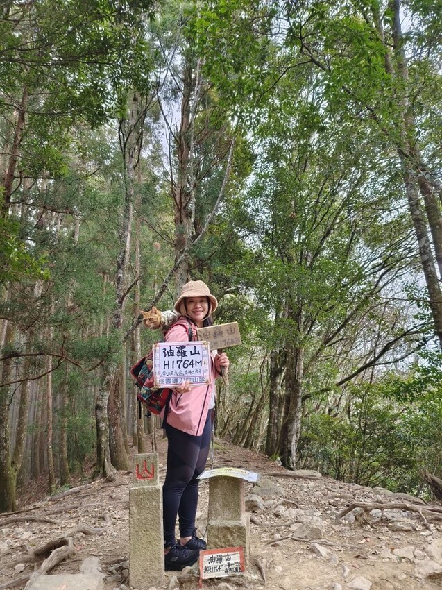 34593.jpg - 【新竹.五峰】油羅山標高1764公尺中級山。林相很美媲美高島三角點無展望。陡上陡下頗濕滑不適合帶寵物 34593.jpg - 【新竹.五峰】油羅山標高1764公尺中級山。林相很美媲美高島三角點無展望。陡上陡下頗濕滑不適合帶寵物