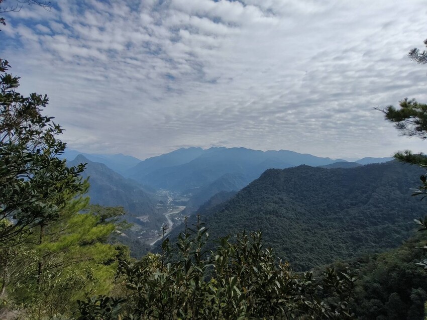 27666.jpg - 【台中.谷關】初次挑戰谷關七雄之一老六白毛山。山頂展望很棒。攜帶辛巴上山 27666.jpg - 【台中.谷關】初次挑戰谷關七雄之一老六白毛山。山頂展望很棒。攜帶辛巴上山