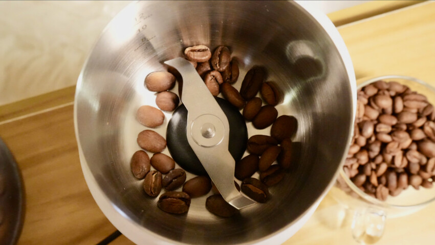 [開箱] 日本富力森電動咖啡磨豆機 使用心得｜10秒快速輕鬆磨咖啡豆！