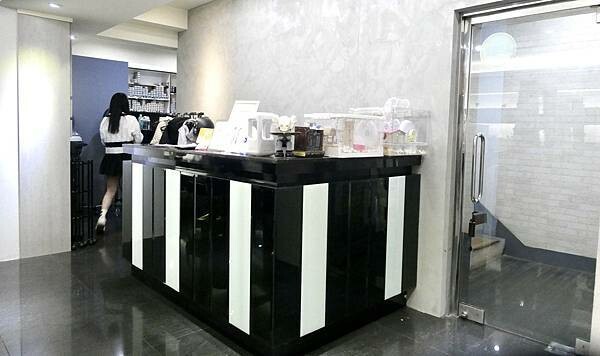 板橋府中染髮推薦/居髮廊-板橋店/阿丹設計師親自打造Jessica質感髮色/修剪瀏海/網美質感光澤秀髮