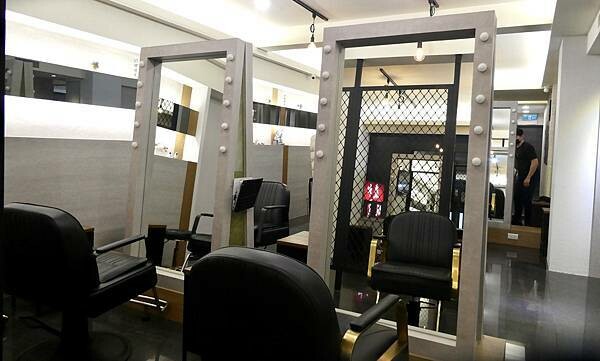 板橋府中染髮推薦/居髮廊-板橋店/阿丹設計師親自打造Jessica質感髮色/修剪瀏海/網美質感光澤秀髮