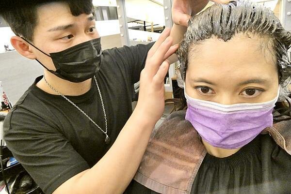 板橋府中染髮推薦/居髮廊-板橋店/阿丹設計師親自打造Jessica質感髮色/修剪瀏海/網美質感光澤秀髮