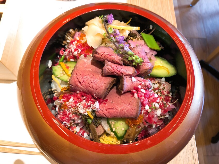 (京都)清水寺週邊必吃美食–高顏值新名物,色彩繽紛牛肉散壽司–おにくのちらし (二寧坂店)