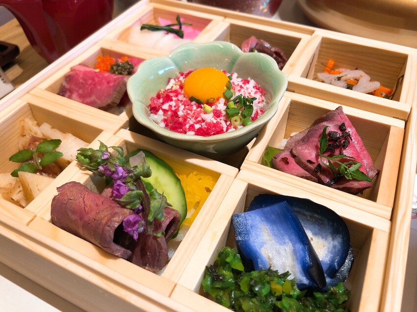 (京都)清水寺週邊必吃美食–高顏值新名物,色彩繽紛牛肉散壽司–おにくのちらし (二寧坂店)