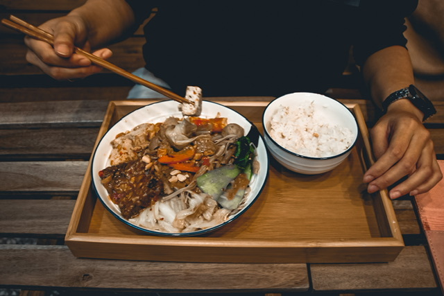 【高雄．美食】湯頭濃郁的滿足麻奶鍋