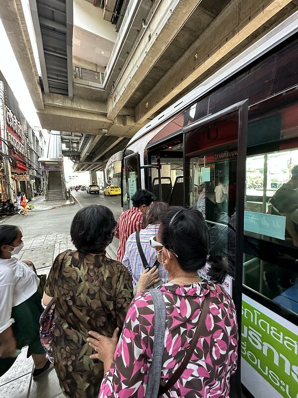 【亞洲，泰國，曼谷】 BMA Feeder electric bus，一次可玩曼谷的四個水上市場；週末限定免費電動巴士帶你玩大林江水上市場(Taling Chan)空叻瑪榮水上市場(Khlong La