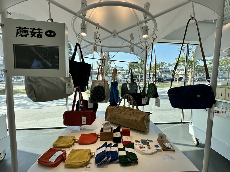 【台灣，高雄市，鼓山區】內惟藝術中心(neiwei arts center)，白得好美麗，整個空間像是開放式的攝影棚，相