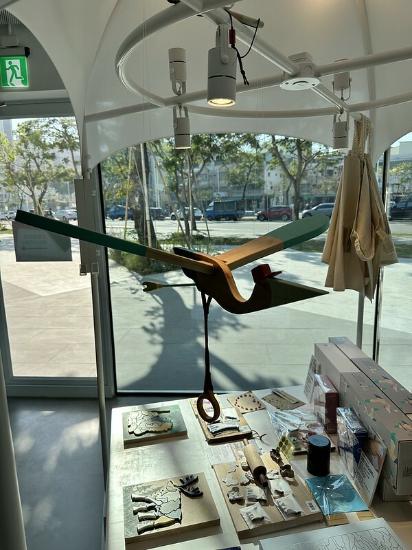 【台灣，高雄市，鼓山區】內惟藝術中心(neiwei arts center)，白得好美麗，整個空間像是開放式的攝影棚，相