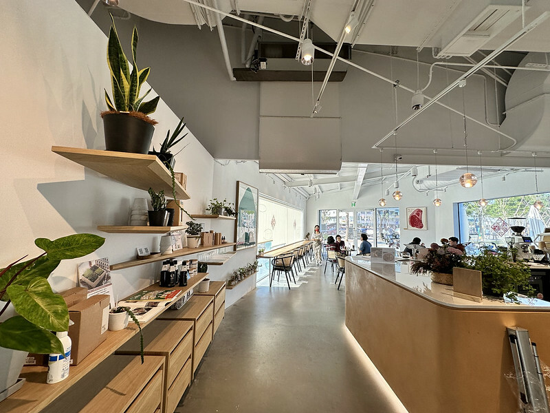 【台灣，高雄市，鼓山區】內惟藝術中心(neiwei arts center)，白得好美麗，整個空間像是開放式的攝影棚，相