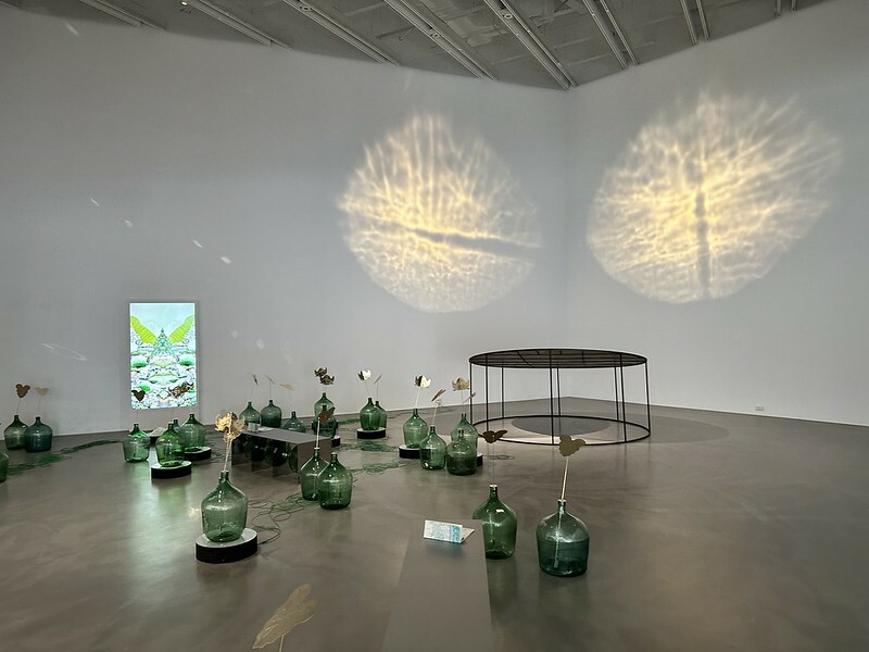 【台灣，高雄市，鼓山區】內惟藝術中心(neiwei arts center)，白得好美麗，整個空間像是開放式的攝影棚，相