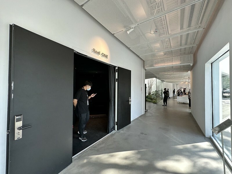 【台灣，高雄市，鼓山區】內惟藝術中心(neiwei arts center)，白得好美麗，整個空間像是開放式的攝影棚，相