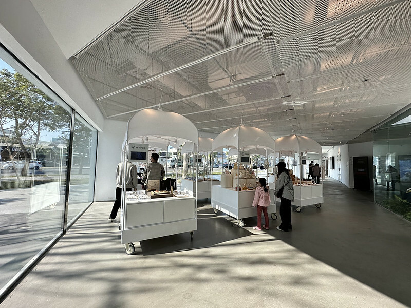 【台灣，高雄市，鼓山區】內惟藝術中心(neiwei arts center)，白得好美麗，整個空間像是開放式的攝影棚，相