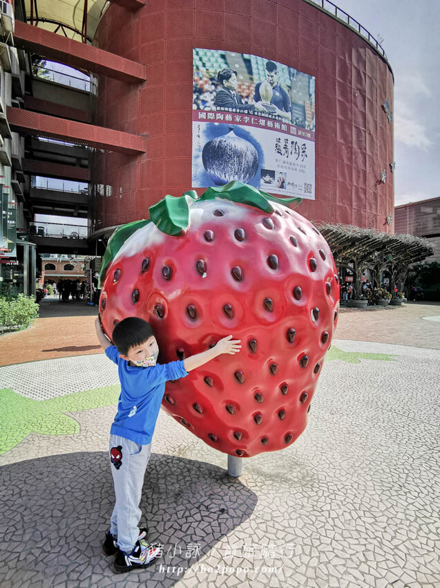 苗栗。大湖》棋琦牛奶草莓園。碩大又飽滿的草莓好好採