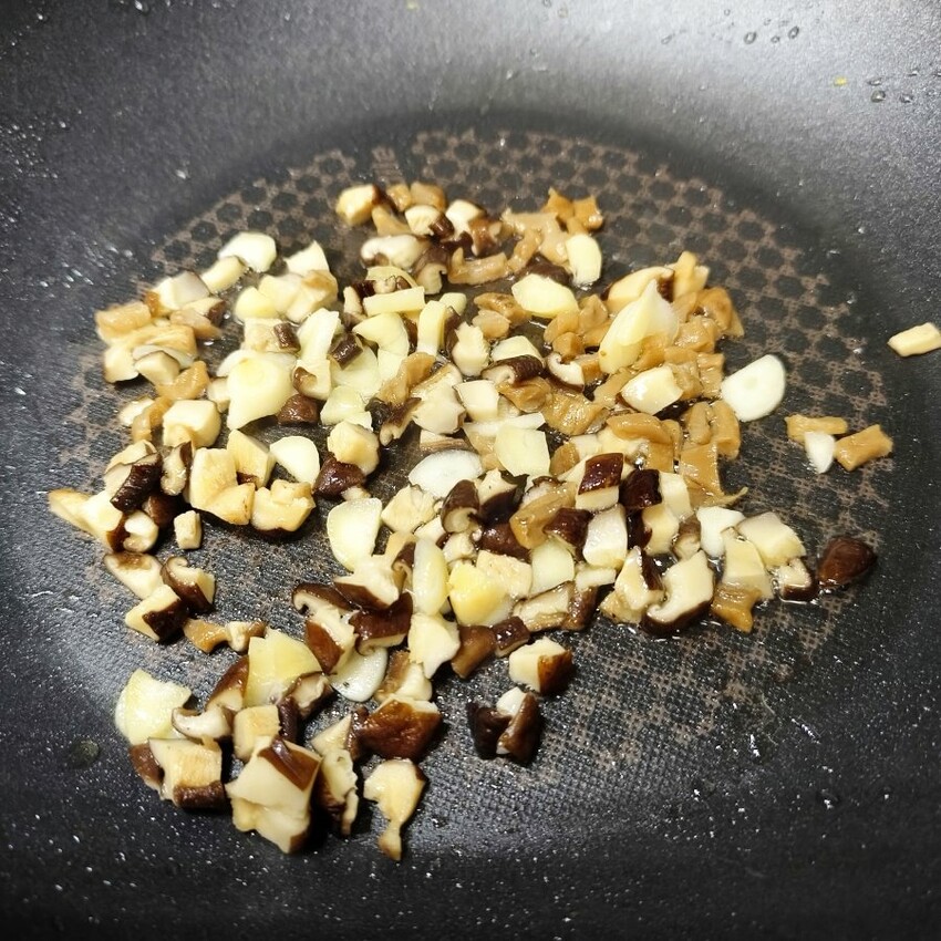 【食譜】哨子麵做法．媲美東區哨子麵的邪惡美味，口感更升級!