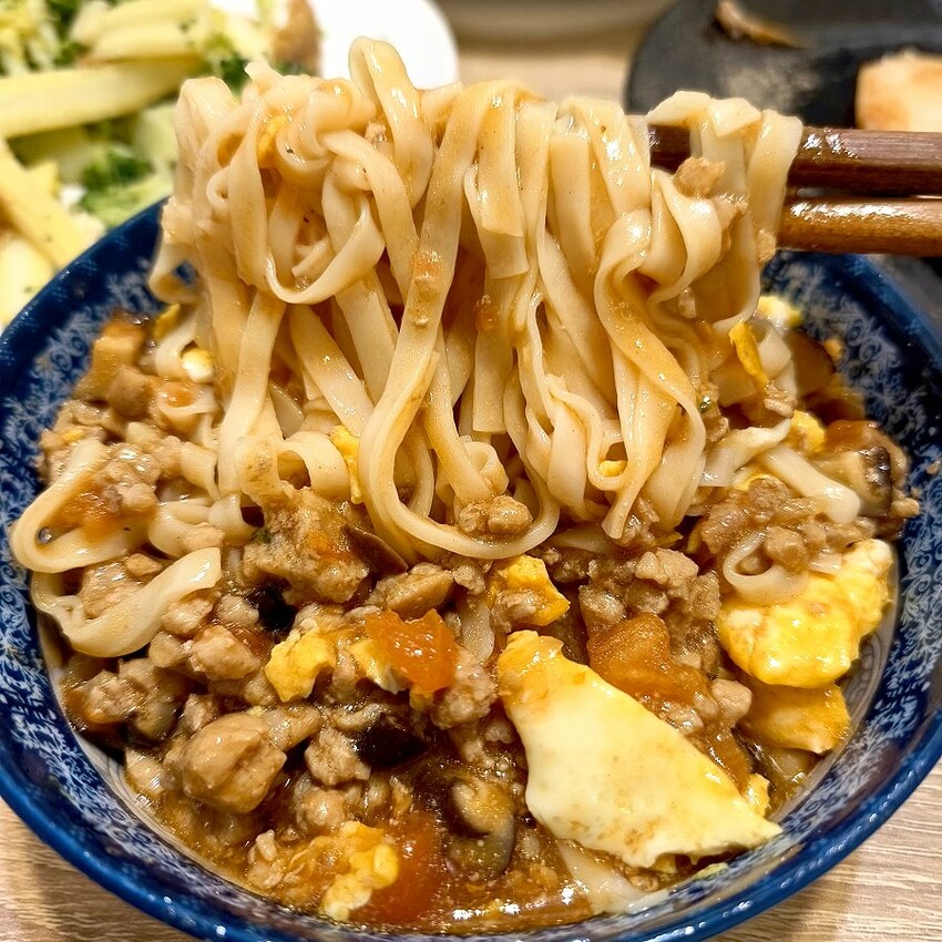 【食譜】哨子麵做法．媲美東區哨子麵的邪惡美味，口感更升級!