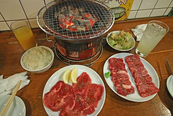 【淺草寺美食】淺草炸肉餅|來淺草寺絕對必吃的美食之一!外酥軟嫩又會爆湯汁的炸肉餅