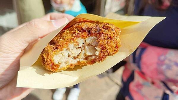 【淺草寺美食】淺草炸肉餅|來淺草寺絕對必吃的美食之一!外酥軟嫩又會爆湯汁的炸肉餅