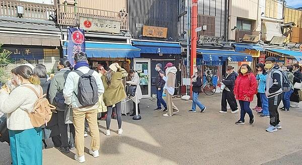 【淺草寺美食】淺草炸肉餅|來淺草寺絕對必吃的美食之一!外酥軟嫩又會爆湯汁的炸肉餅