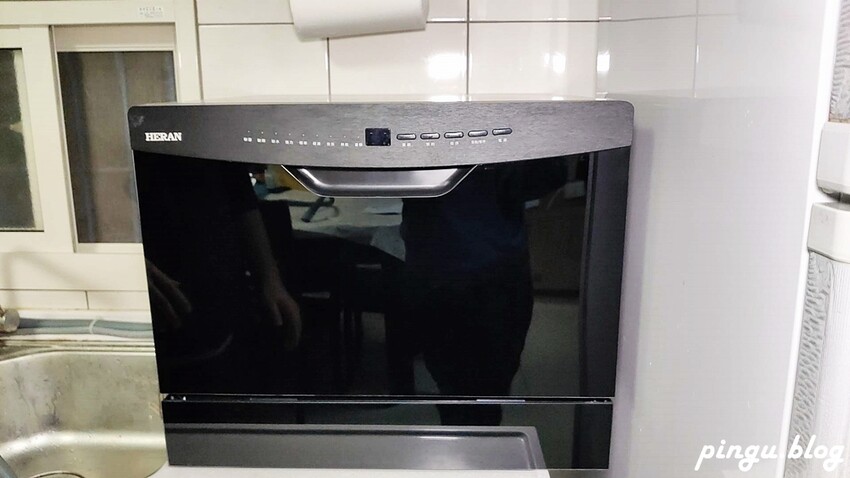 禾聯洗碗機推薦|禾聯HERAN六人份熱風循環洗碗機(HDW-06BT010) 獨立熱風烘乾模式/UV殺菌燈/360度上下雙噴洗臂 - 小企鵝生活趣