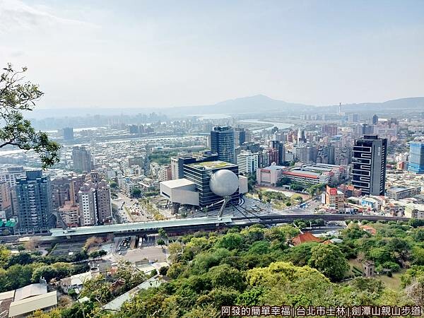 劍潭山親山步道18-北眼平台上的視野-臺北表演藝術中心.jpg