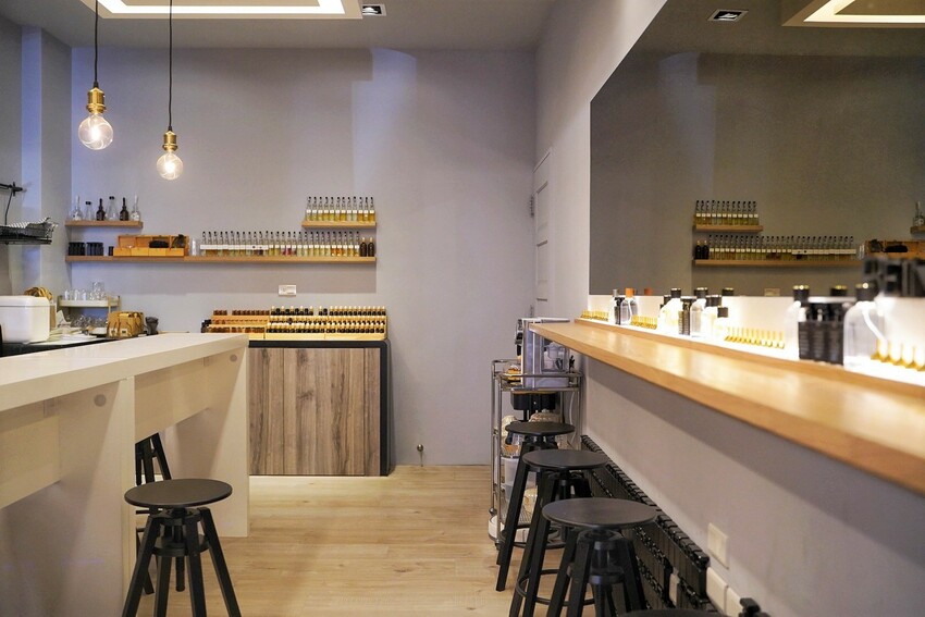 竹苗區首間專業客製化香水「Being Different手工香水實驗室」，當自己的調香師，創造出只屬於你的香水！推薦情侶、三五好友一同來體驗，採預約制！ - 阿華田的美食日記