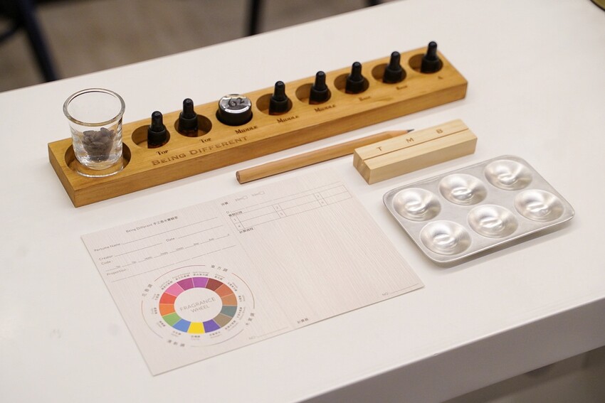 竹苗區首間專業客製化香水「Being Different手工香水實驗室」，當自己的調香師，創造出只屬於你的香水！推薦情侶、三五好友一同來體驗，採預約制！ - 阿華田的美食日記