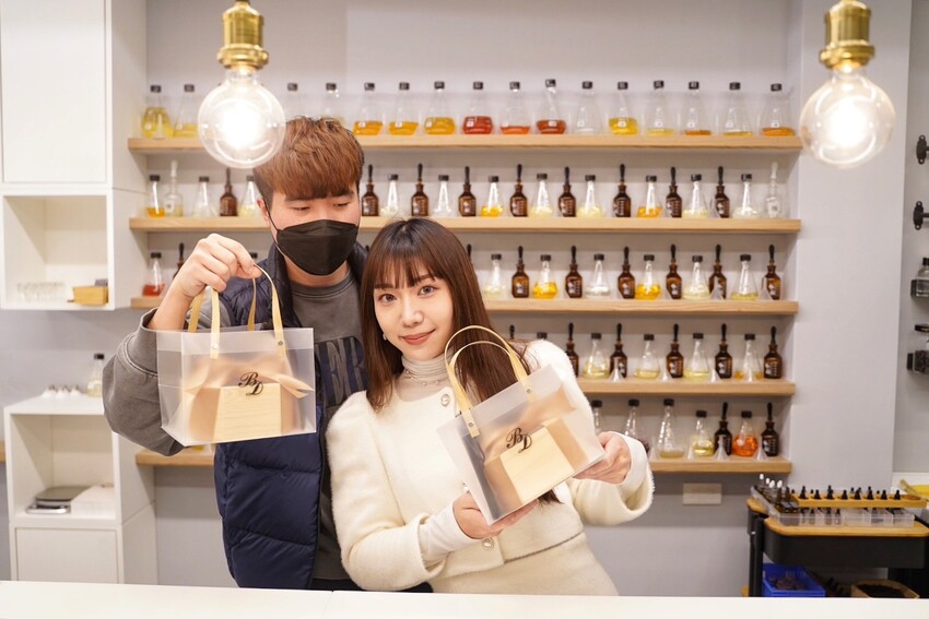 竹苗區首間專業客製化香水「Being Different手工香水實驗室」，當自己的調香師，創造出只屬於你的香水！推薦情侶、三五好友一同來體驗，採預約制！ - 阿華田的美食日記