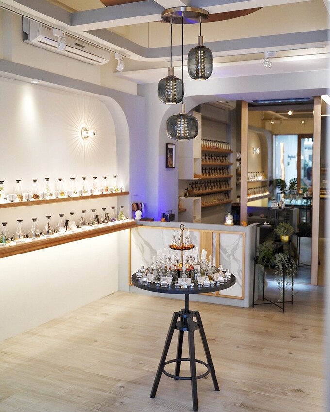 竹苗區首間專業客製化香水「Being Different手工香水實驗室」，當自己的調香師，創造出只屬於你的香水！推薦情侶、三五好友一同來體驗，採預約制！ - 阿華田的美食日記