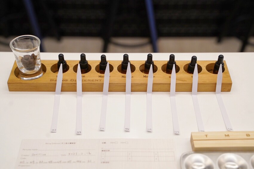 竹苗區首間專業客製化香水「Being Different手工香水實驗室」，當自己的調香師，創造出只屬於你的香水！推薦情侶、三五好友一同來體驗，採預約制！ - 阿華田的美食日記