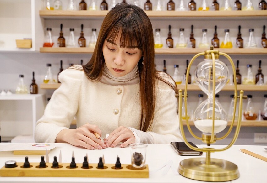 竹苗區首間專業客製化香水「Being Different手工香水實驗室」，當自己的調香師，創造出只屬於你的香水！推薦情侶、三五好友一同來體驗，採預約制！ - 阿華田的美食日記