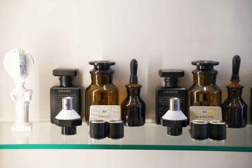 竹苗區首間專業客製化香水「Being Different手工香水實驗室」，當自己的調香師，創造出只屬於你的香水！推薦情侶、三五好友一同來體驗，採預約制！ - 阿華田的美食日記