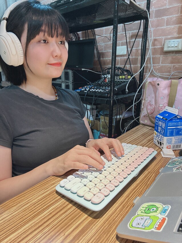 超可愛糖果色！綠聯UGREEN KU101 FUN+(夢幻樂園)機械鍵盤｜MAC 、Windows、有線無線自由切換｜自帶15種絢彩燈光！ - 萍姐愛分享